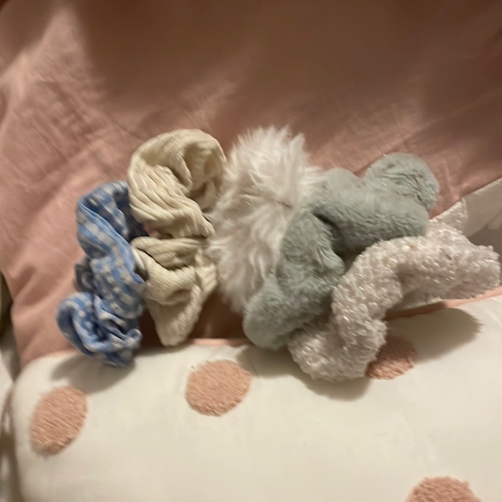 ✨Scrunchies✨ that come in a pack of five. Multicolored!